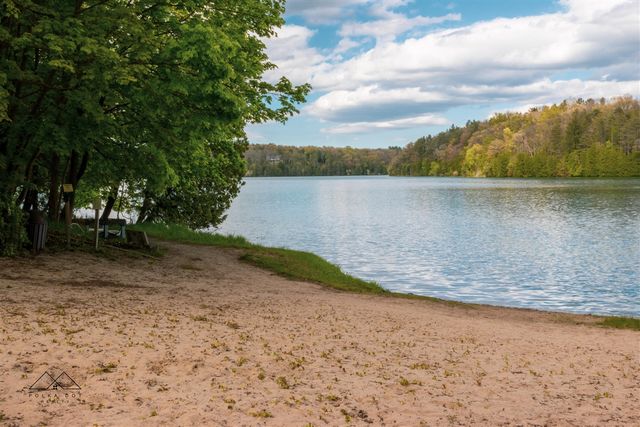 2895 Parkway Place, Hartland, MI 48353