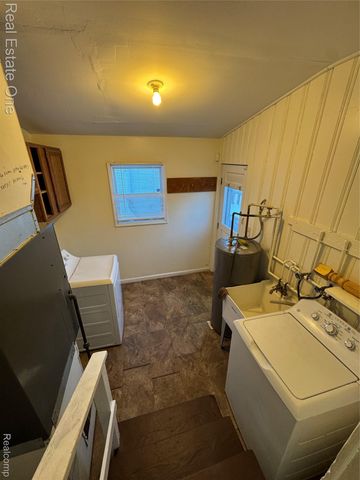 7535 Meadow Avenue, Warren, MI 48091