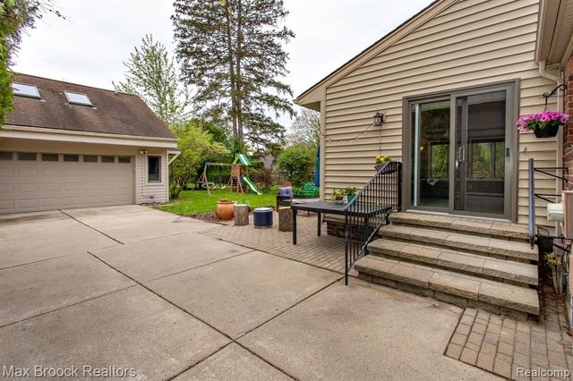 12769 Lasalle Lane, Huntington Woods, MI 48070