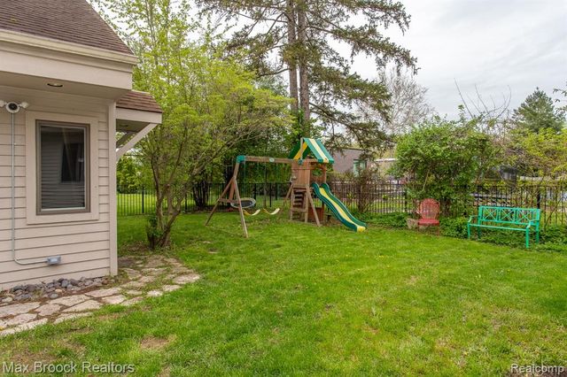 12769 Lasalle Lane, Huntington Woods, MI 48070