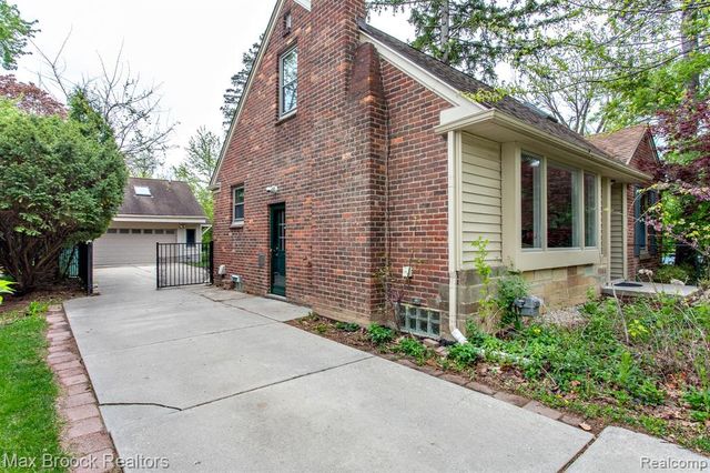 12769 Lasalle Lane, Huntington Woods, MI 48070