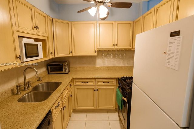 901 SW 11th Avenue 4H, Hallandale Beach, FL 33009