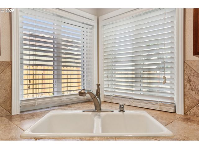 14205 Sw FANNO CREEK Ct, Portland, OR 97224