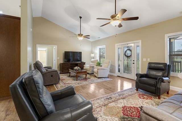 1065 Parkhurst Rd, Mcminnville, TN 37110