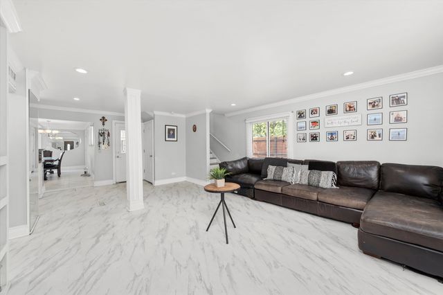 6315 W 83rd Place, Burbank, IL 60459