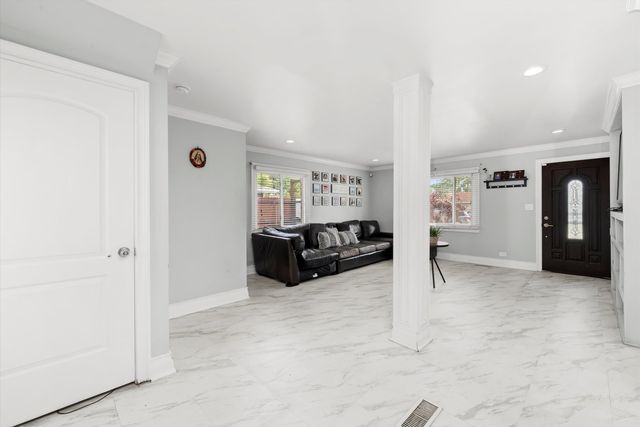 6315 W 83rd Place, Burbank, IL 60459