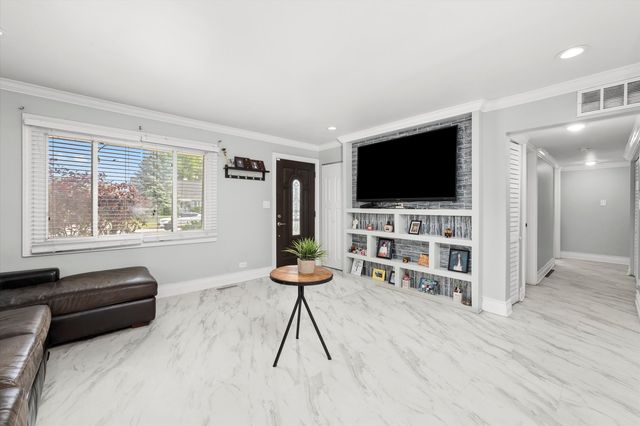 6315 W 83rd Place, Burbank, IL 60459