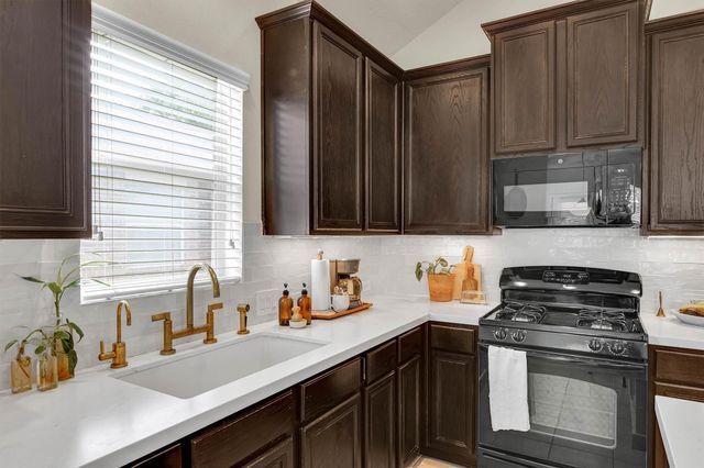 28915 Hidden Lake W, Magnolia, TX 77354