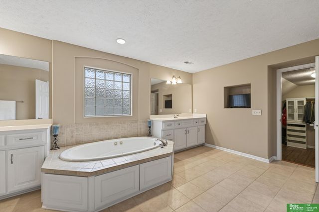 5420 S 164th Street, Omaha, NE 68135