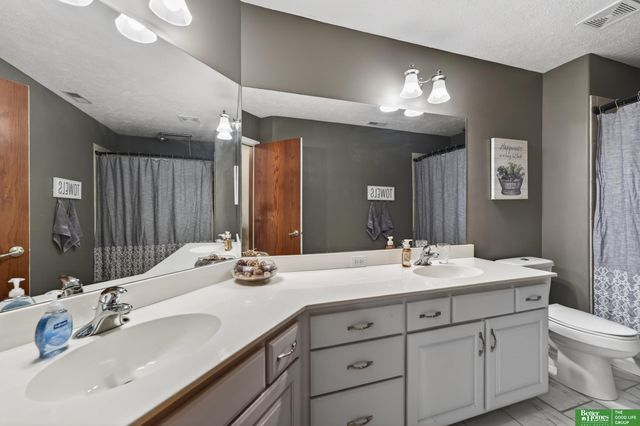 5420 S 164th Street, Omaha, NE 68135