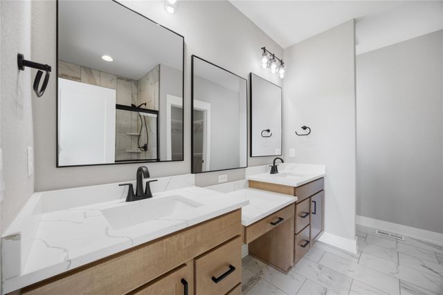 614 NE Doe Pointe Drive, Ankeny, IA 50021