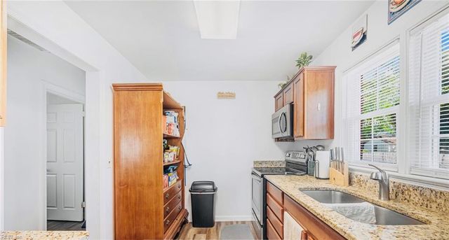 24 Saint Albans DR, Hampton, VA 23669