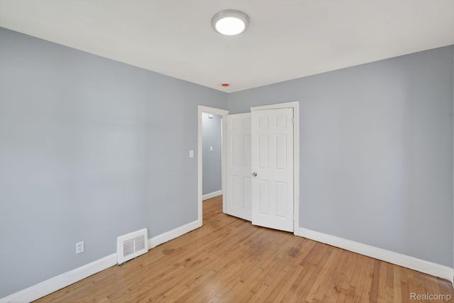 9988 Somerset Avenue, Detroit, MI 48224