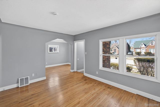 9988 Somerset Avenue, Detroit, MI 48224