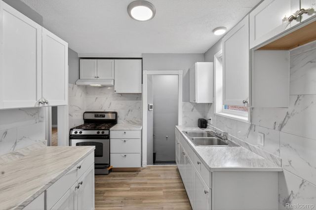 9988 Somerset Avenue, Detroit, MI 48224