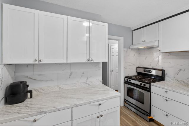 9988 Somerset Avenue, Detroit, MI 48224