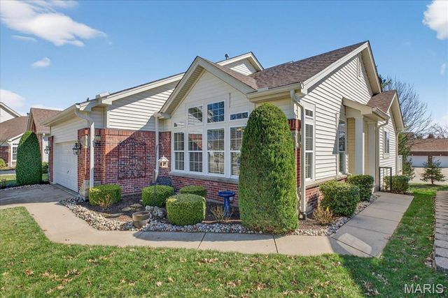 14738 Thornbird Manor Parkway, Chesterfield, MO 63017