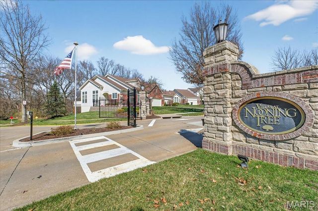 14738 Thornbird Manor Parkway, Chesterfield, MO 63017