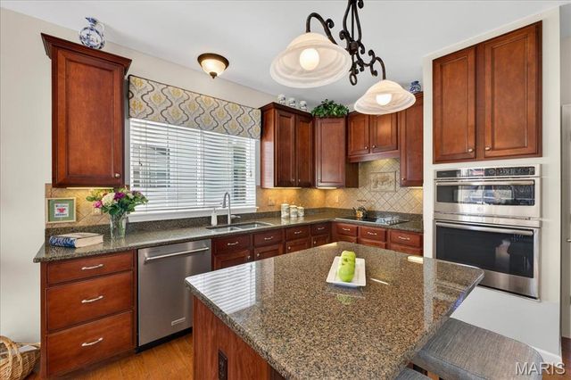 14738 Thornbird Manor Parkway, Chesterfield, MO 63017