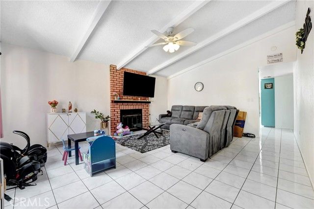 21050 Community Street, Canoga Park (los Angeles), CA 91304