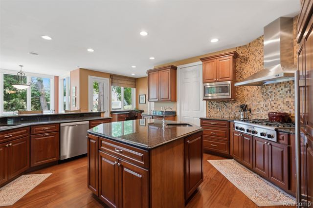 5110 Kitson Lane, West Bloomfield Charter Township, MI 48324