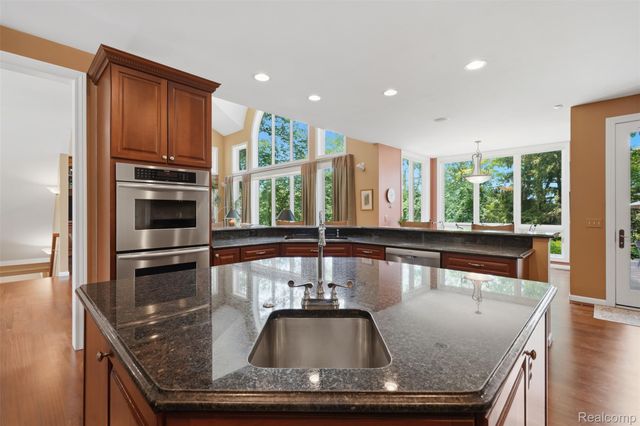 5110 Kitson Lane, West Bloomfield Charter Township, MI 48324