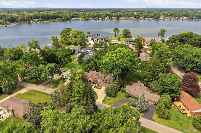 5110 Kitson Lane, West Bloomfield Charter Township, MI 48324