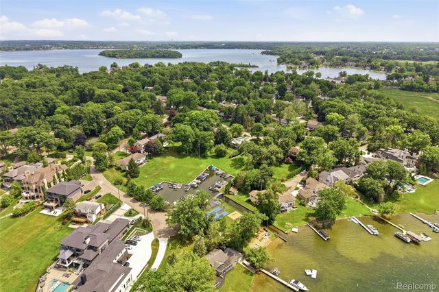5110 Kitson Lane, West Bloomfield Charter Township, MI 48324