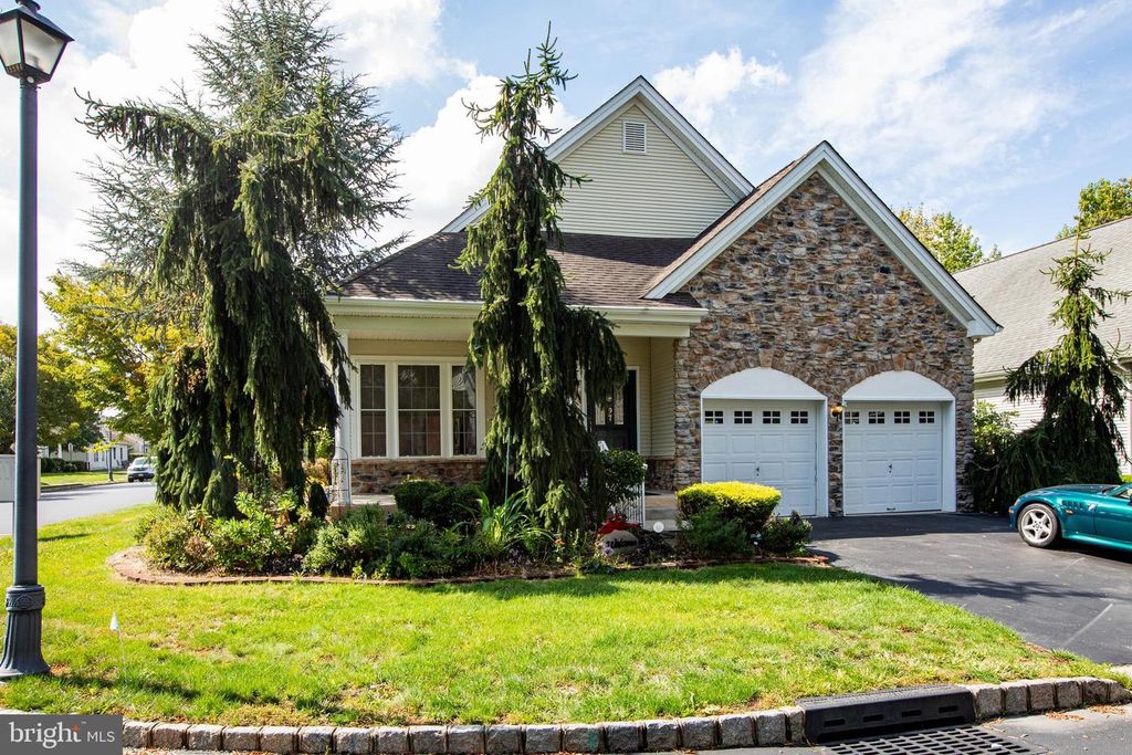 97 HUMMINGBIRD DR, Hamilton, NJ 08690
