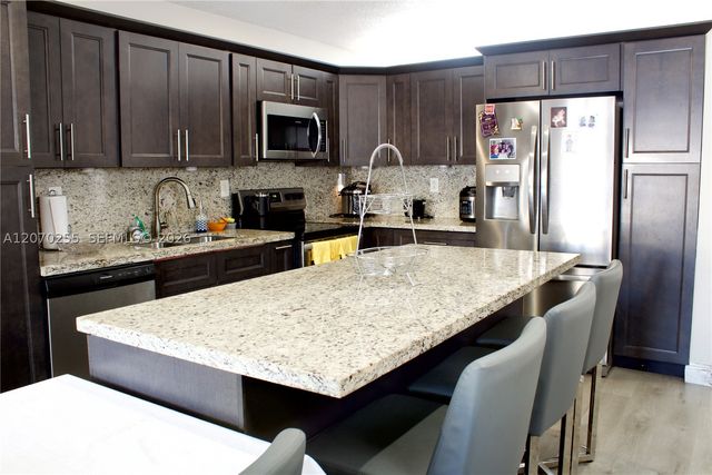 2732 W 68th Pl, Hialeah, FL 33016