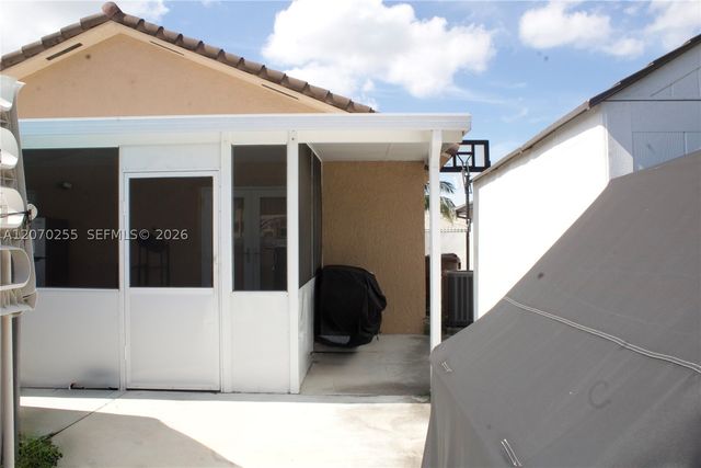 2732 W 68th Pl, Hialeah, FL 33016