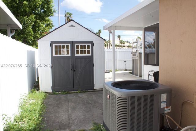 2732 W 68th Pl, Hialeah, FL 33016