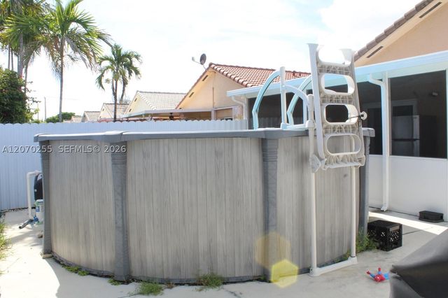 2732 W 68th Pl, Hialeah, FL 33016