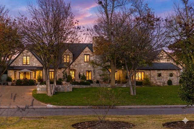 6638 Avondale Drive, Nichols Hills, OK 73116