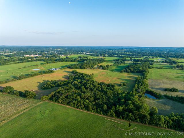 57 E 560 Road, Locust Grove, OK 74352