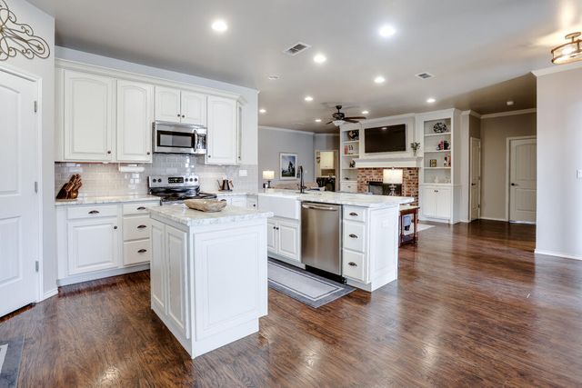 1406 N 14th Street, Wolfforth, TX 79382