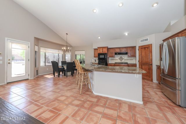 831 S Rincon Rising Road, Tucson, AZ 85748