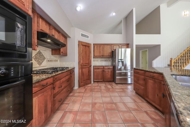 831 S Rincon Rising Road, Tucson, AZ 85748