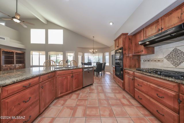 831 S Rincon Rising Road, Tucson, AZ 85748