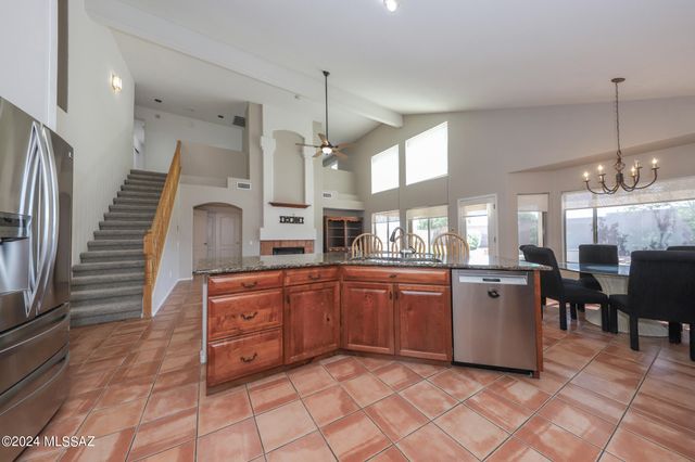 831 S Rincon Rising Road, Tucson, AZ 85748