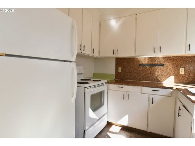 5800 Se WOODSTOCK Blvd, Portland, OR 97206