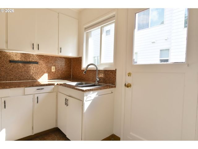 5800 Se WOODSTOCK Blvd, Portland, OR 97206