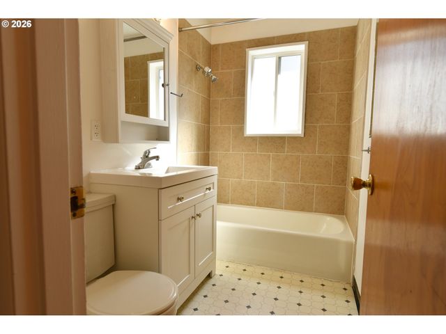 5800 Se WOODSTOCK Blvd, Portland, OR 97206