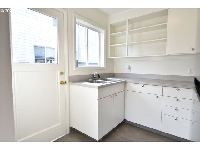 5800 Se WOODSTOCK Blvd, Portland, OR 97206