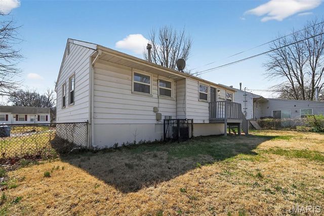 325 Lancashire Road, St Louis, MO 63137