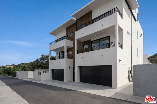 2001 W Bellevue Avenue, Los Angeles, CA 90026