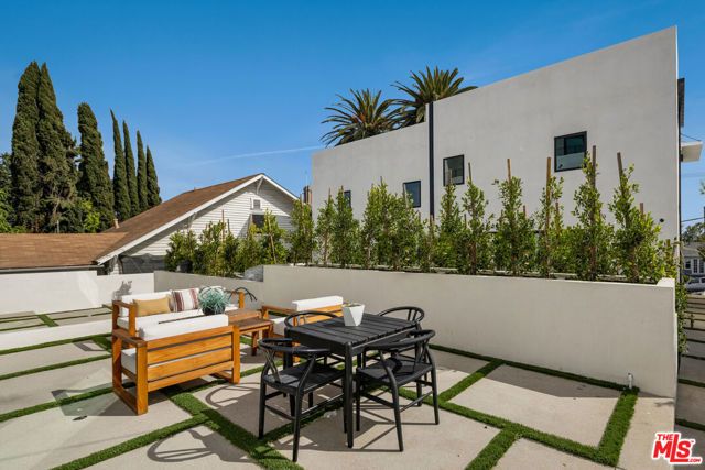 2001 W Bellevue Avenue, Los Angeles, CA 90026