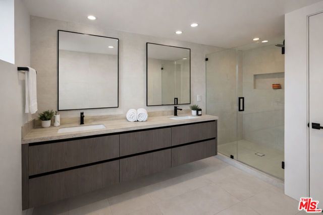 2001 W Bellevue Avenue, Los Angeles, CA 90026