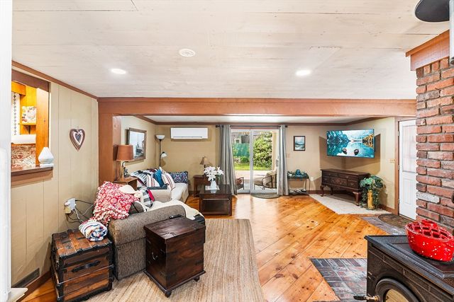 23 Paradise Ln, Halifax, MA 02338
