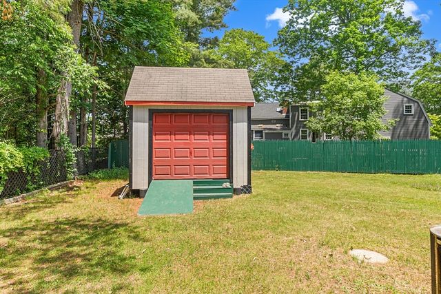 23 Paradise Ln, Halifax, MA 02338